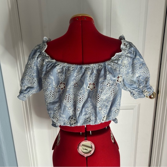 ➕Guess Light Blue crop shirt with ivory embroidery Large. NWOT - Picture 4 of 11